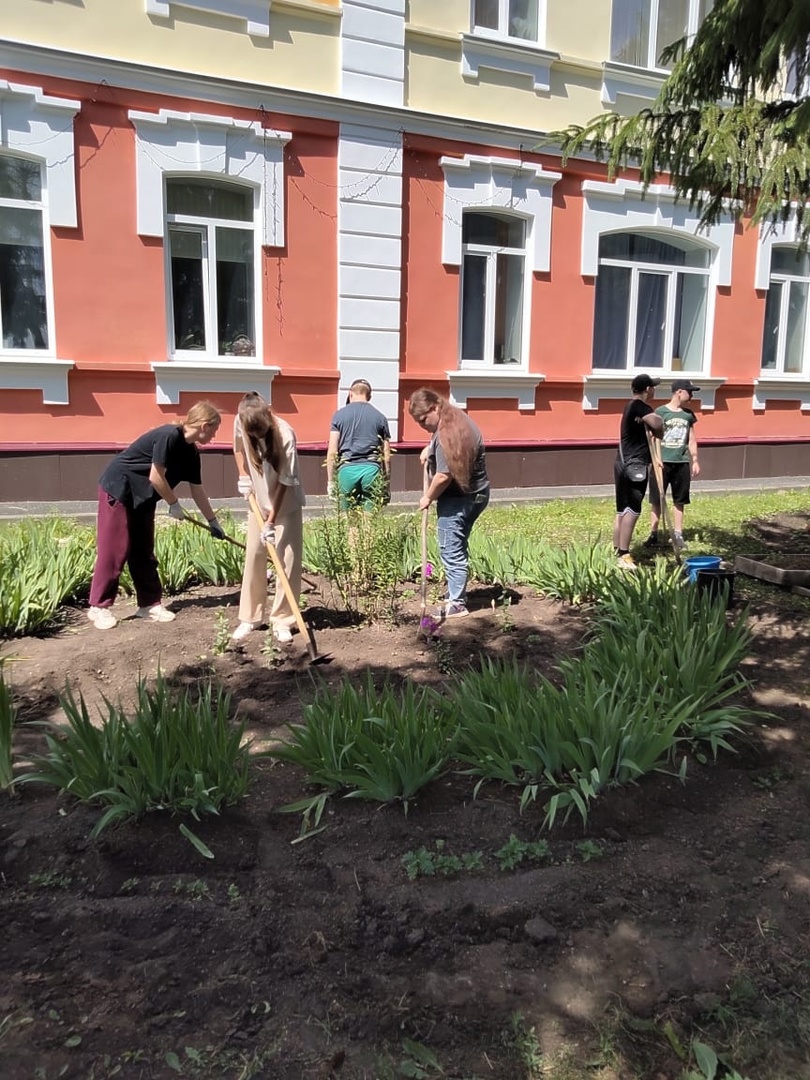 В пришкольном лагере труда и отдыха ребята занимаются полезным трудом.