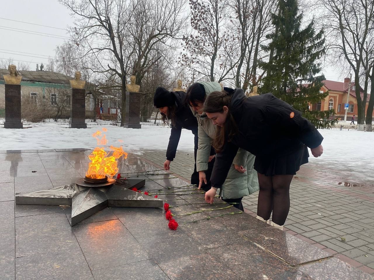 Церемония возложения цветов, посвященная годовщине со дня полного снятия блокады Ленинграда.